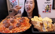 小姐姐在国外吃美食图片,小姐姐的环球美食探秘记