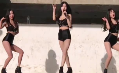 躺在地上小姐姐跳舞视频,小姐姐惊艳演绎舞蹈风采
